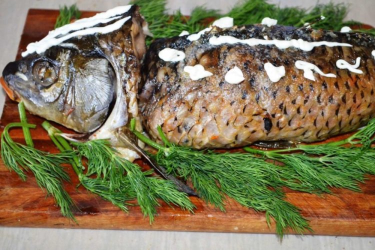 Сазан, фаршированный икрой и сухарями