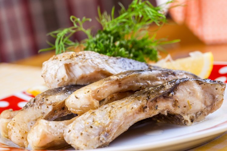 Сазан, запеченный в белом вине