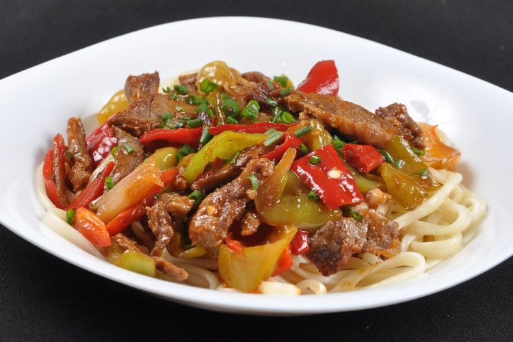 Жареный лагман со свининой