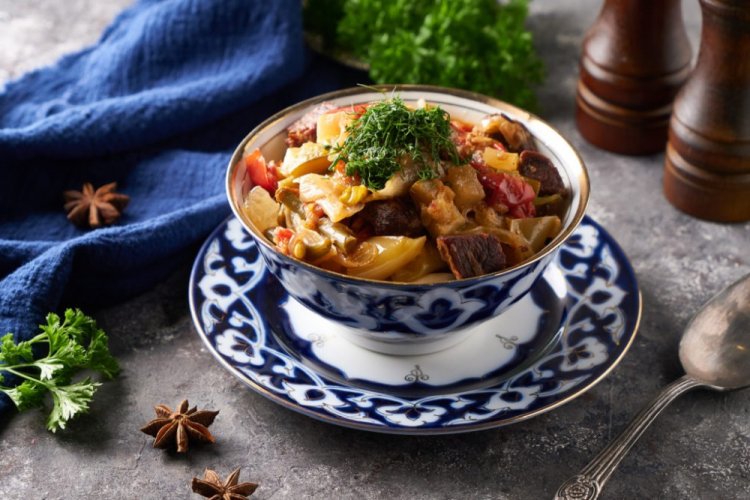 Жареный лагман с пекинской капустой и соевым соусом