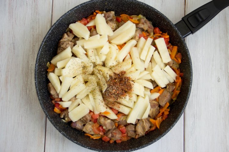 Жареный лагман из баранины с картошкой