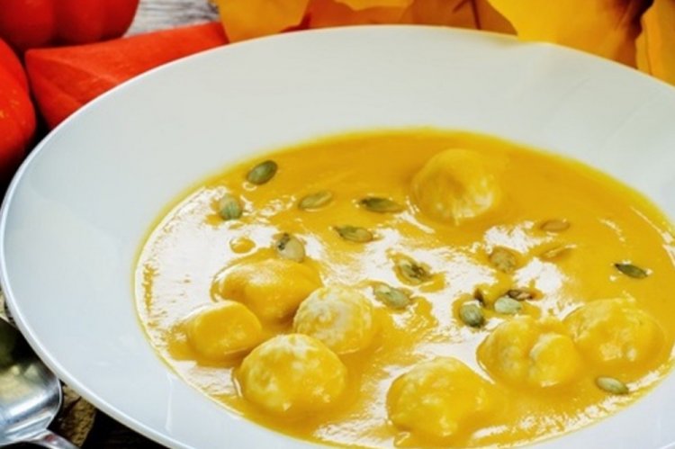 Суп-пюре из тыквы и кабачков с фрикадельками