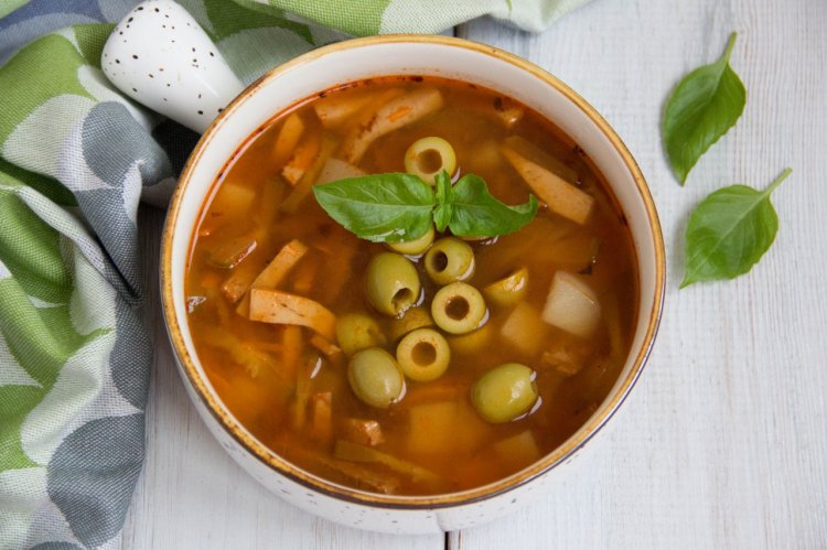 Солянка с колбасой и картошкой