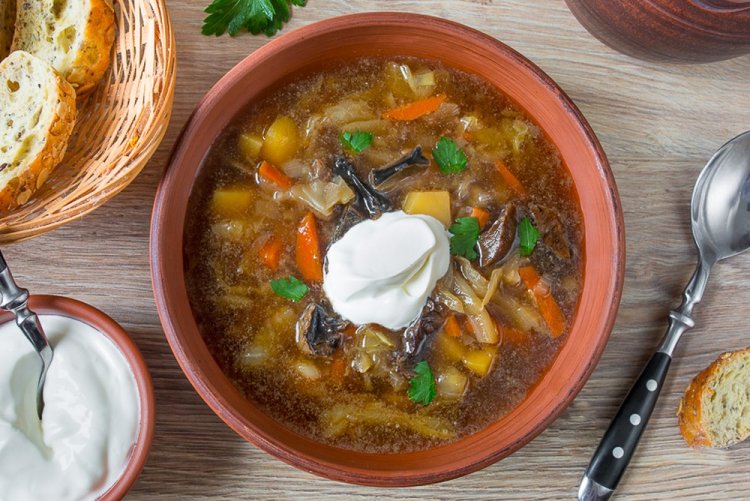 Солянка с рыбными консервами и шампиньонами