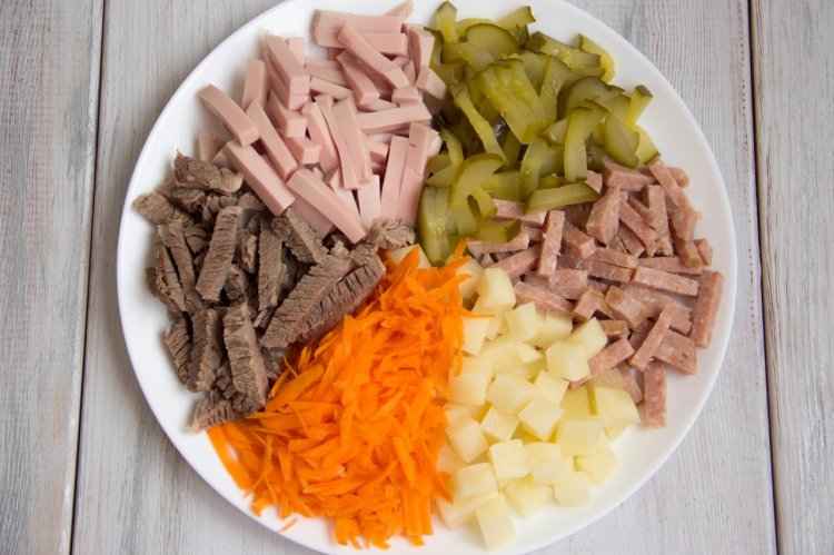 Солянка с колбасой и картошкой