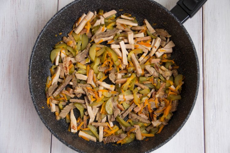 Солянка с колбасой и картошкой