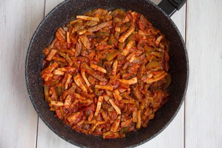 Солянка с колбасой и картошкой