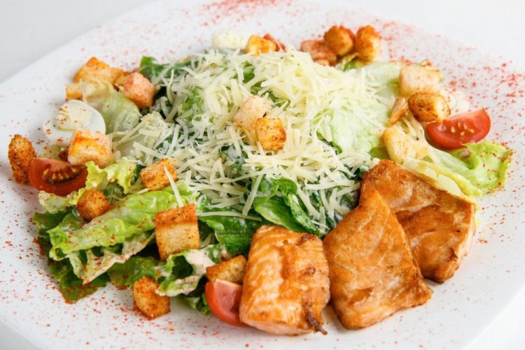Салат Цезарь с лососем
