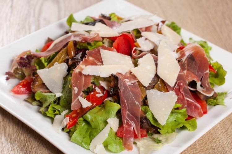 Салат Цезарь с хамоном