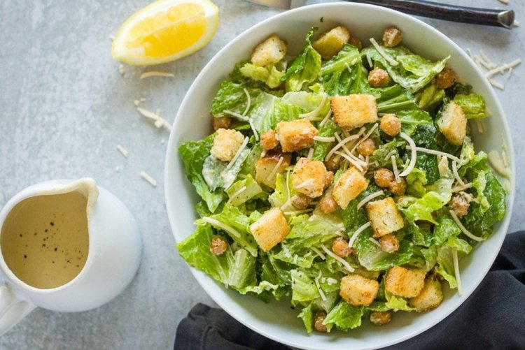Постный салат Цезарь с нутом