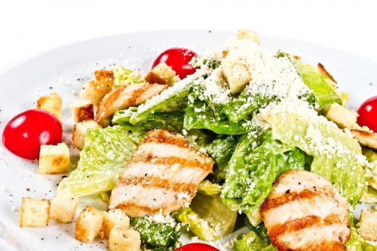 Салат Цезарь со шпинатом