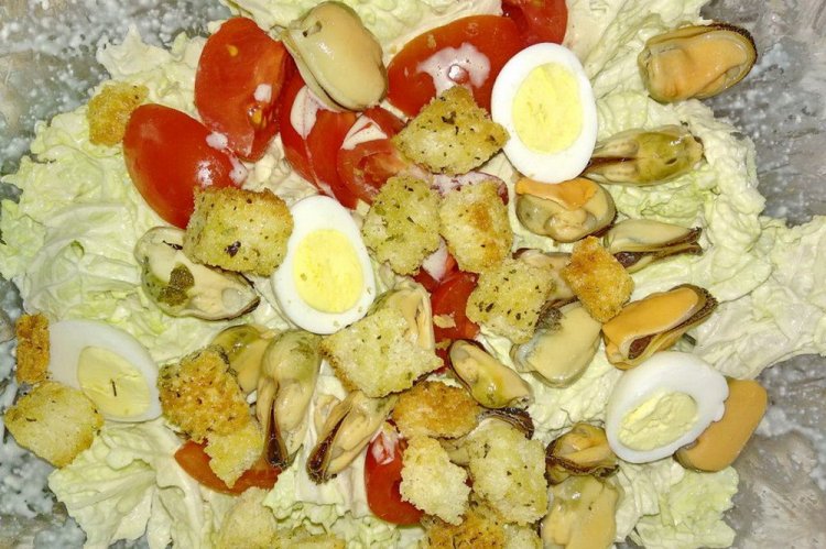 Салат Цезарь с мидиями