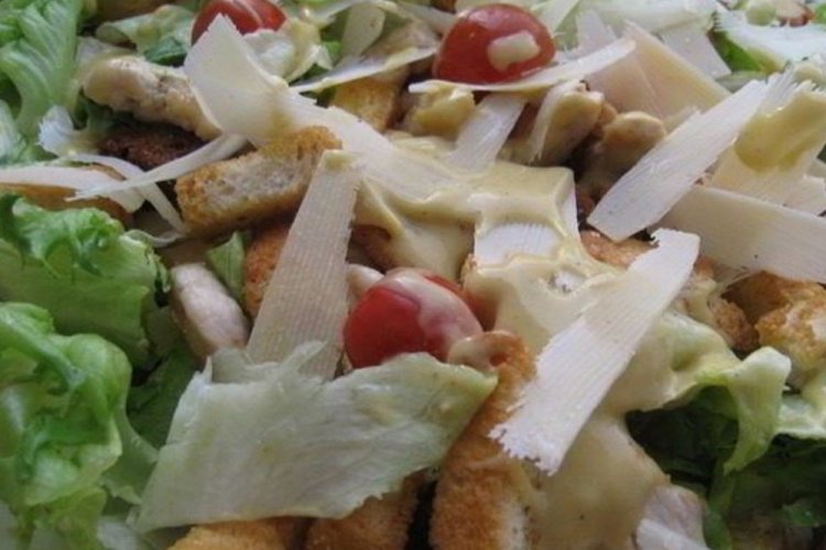 Салат Цезарь с говяжьим языком