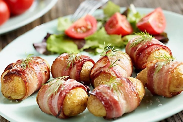 Картофель с беконом, запеченный целиком