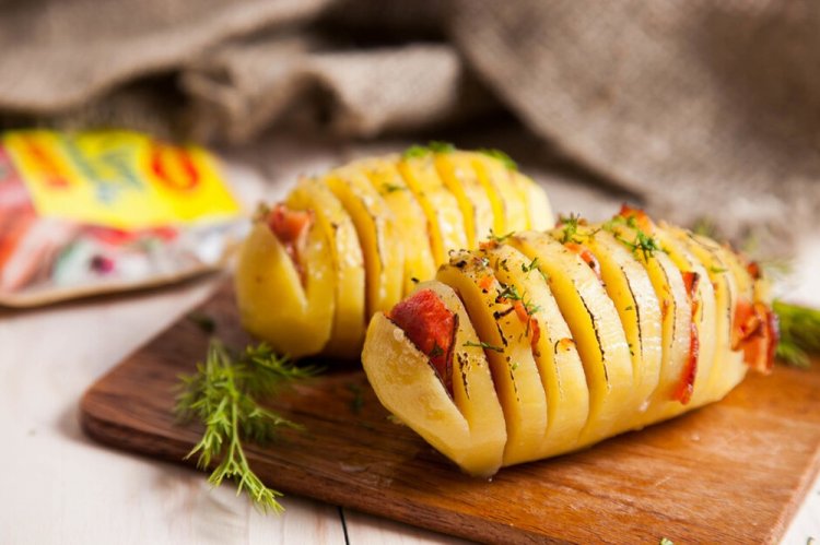 Картошка с беконом и помидорами в духовке