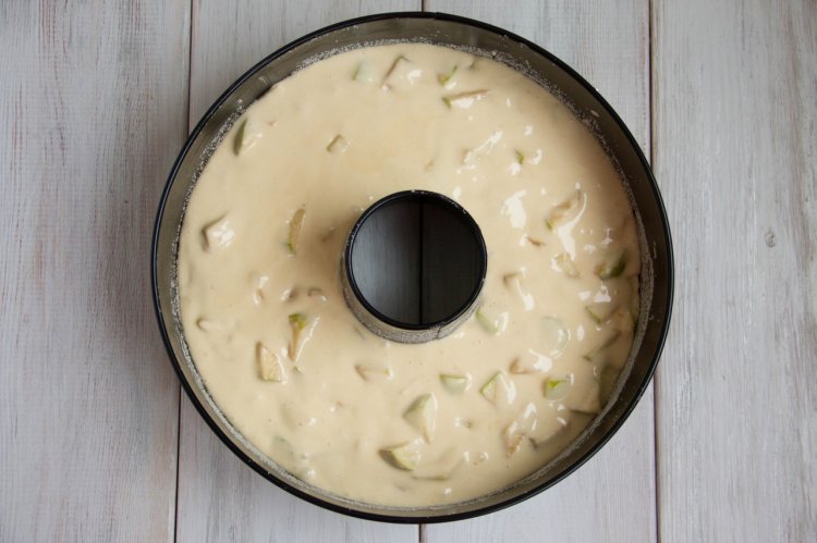 Яблочная шарлотка