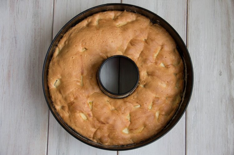 Яблочная шарлотка