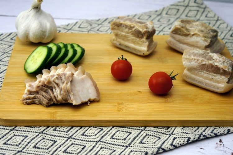 Сало в горячем рассоле в кастрюле