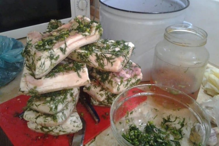 Сало в рассоле с зеленым луком