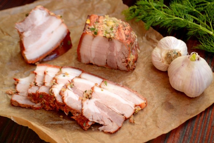 Сало в рассоле с луковой шелухой