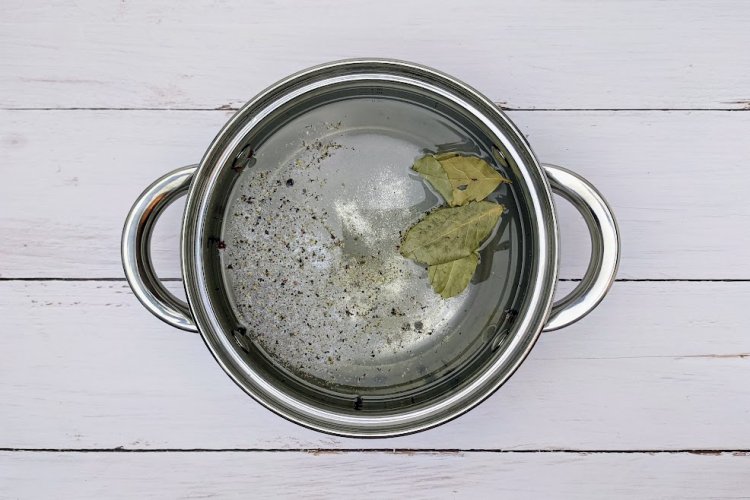 Сало в горячем рассоле в кастрюле