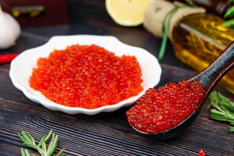 Соленая икра форели с базиликом