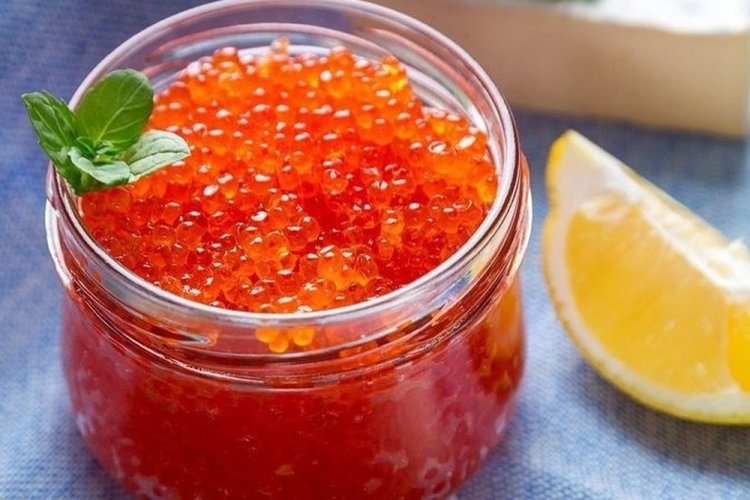 Икра форели с солью и лимоном