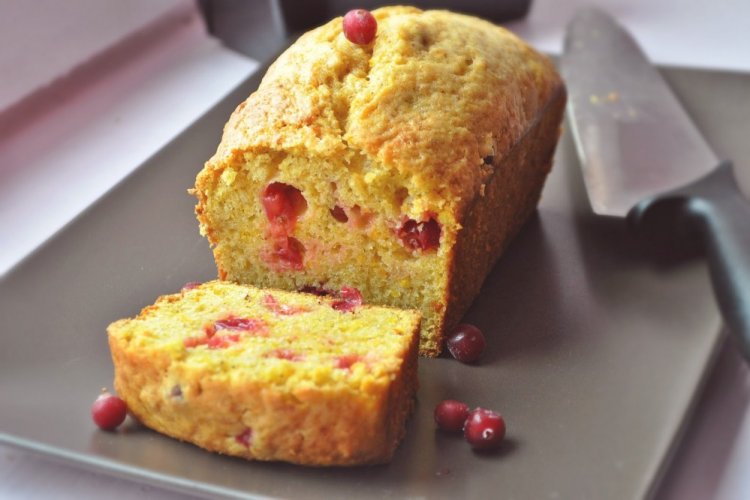 Тыквенный кекс с яблоками и клюквой