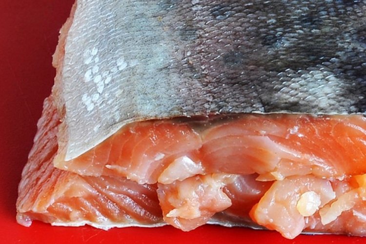 Соленая горбуша в пергаменте целиком