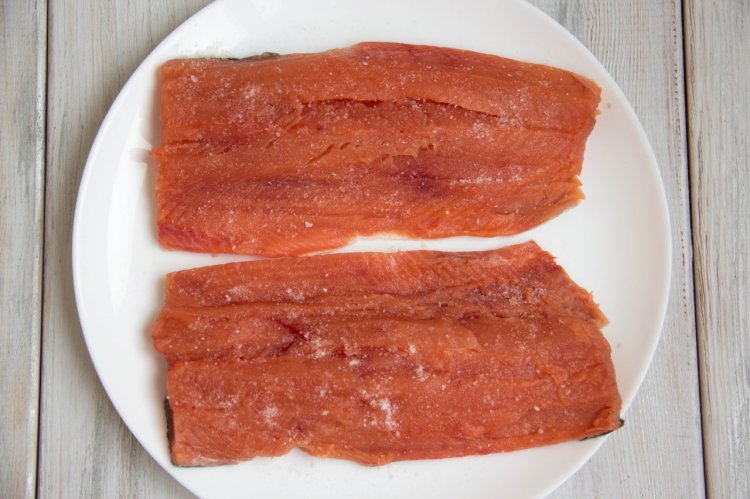 Соленая горбуша – классический рецепт