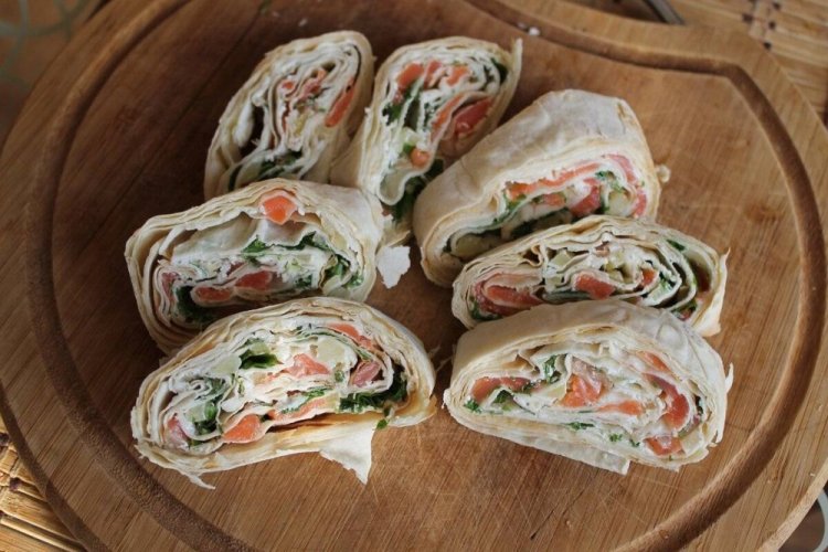 Рулетики из лаваша с красной рыбой