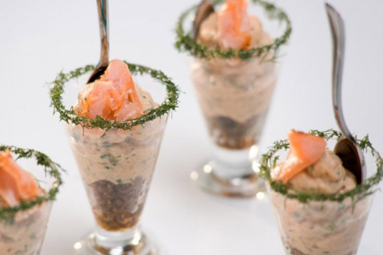 Закуска с крекерами и красной рыбой