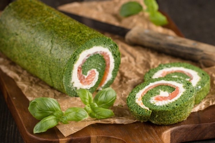 Рулет со шпинатом и красной рыбой
