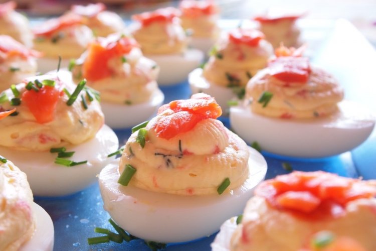 Фаршированные яйца с красной рыбой