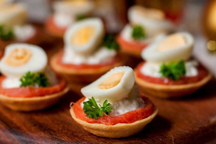 Тарталетки с творогом и красной рыбой