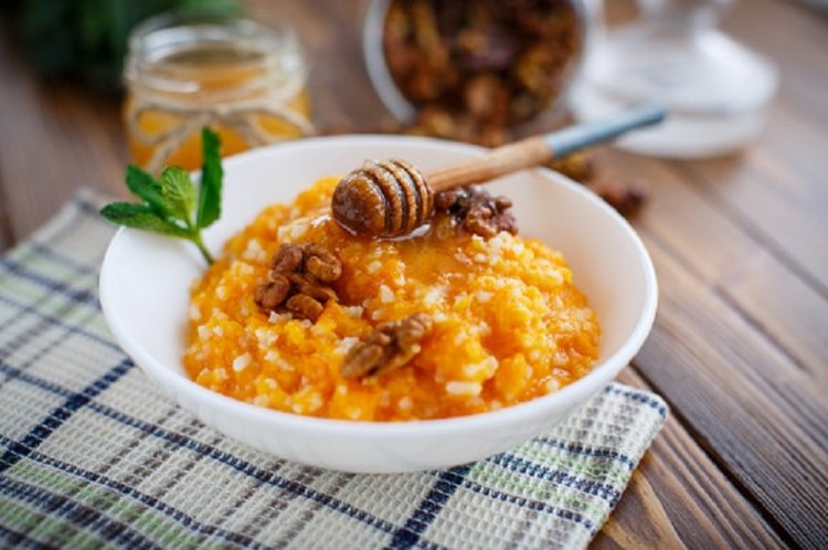 Рисовая каша с тыквой и орехами
