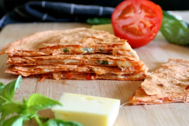 Кесадилья с помидорами и моцареллой