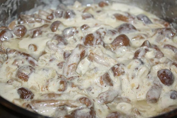 Жареные опята с луком и сметаной