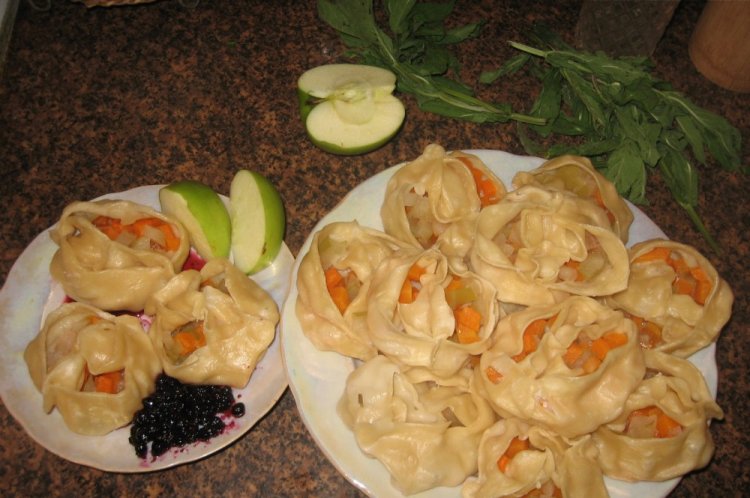 Манты с тыквой и яблоками