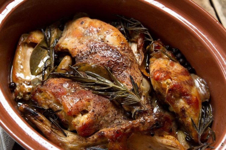 Кролик с белым вином и травами в духовке