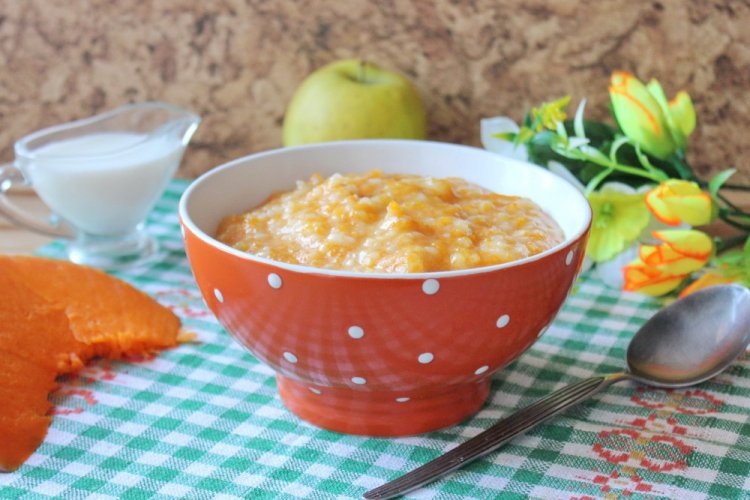 Рисовая каша с тыквой и яблоками на молоке