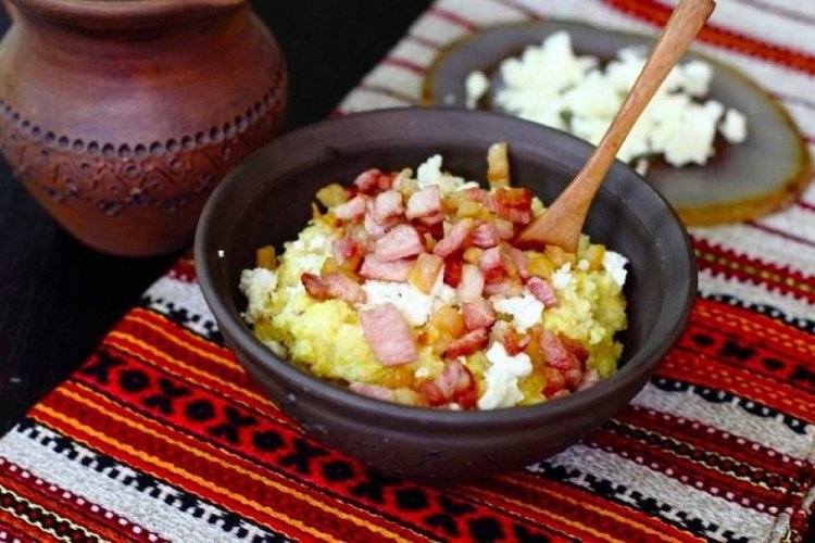 Банош со шкварками и брынзой