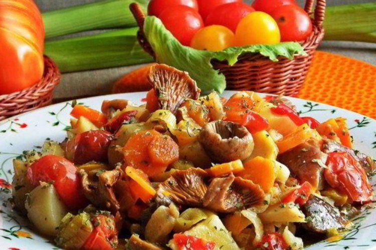 Жареная картошка с опятами и овощами