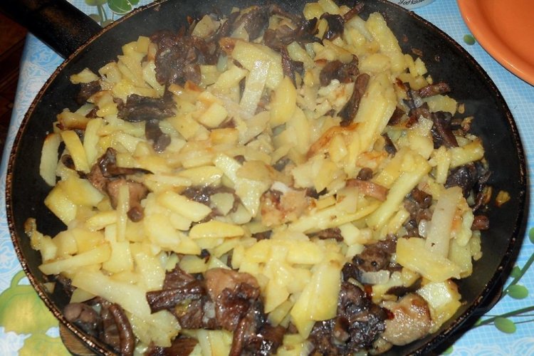 Жареная картошка с опятами и яйцом