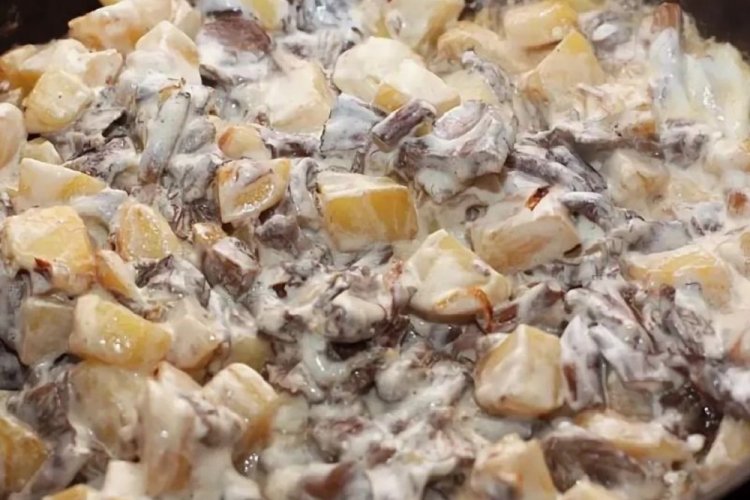 Жареная картошка с опятами в сметане