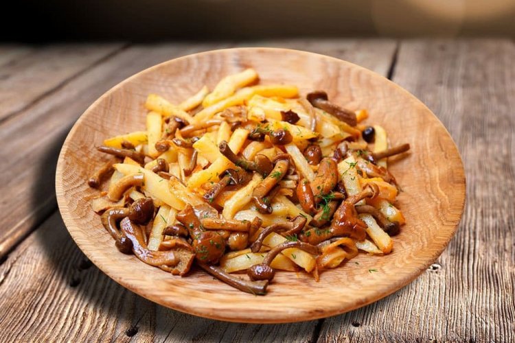 Жареная картошка с опятами и беконом