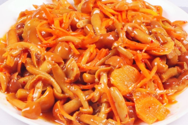 Маринованные опята с морковью и томатной пастой