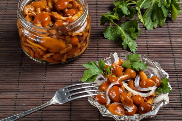 Маринованные опята с растительным маслом