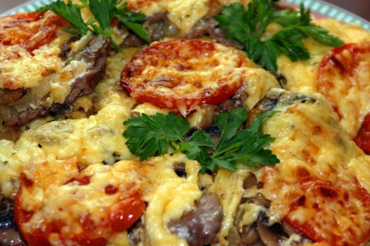 Свиной язык с помидорами в духовке