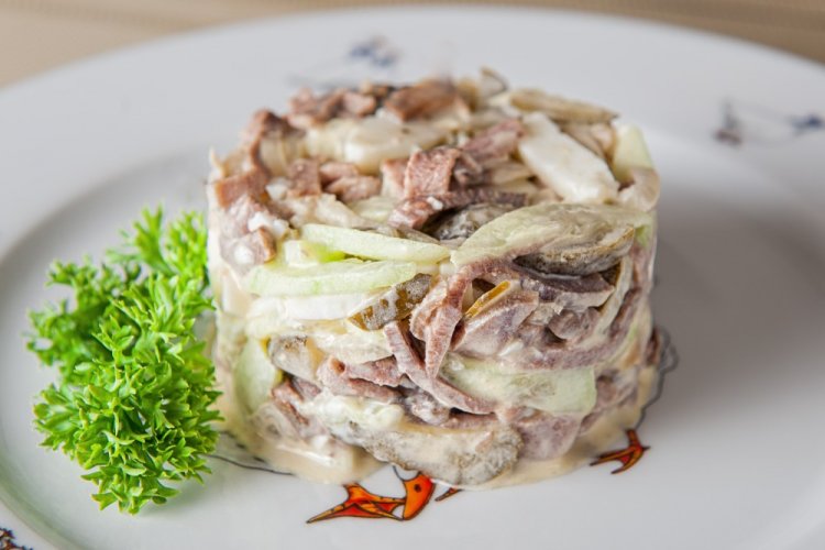 Салат со свиным языком и огурцами